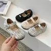 Sapatos Infantis Estilo Coreano com Superfície Enrugada Pequeno Estilo Chanel Primavera/Outono 2026 Sapatos Pequenos de Couro para Meninas Sapatos de Princesa Pequenos Sapatos Loafer para Bebê