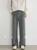 Además, la colección de otoño de 2026 presenta pantalones de pierna ancha, de color liso y con doble pliegue para hombre, que ofrecen una caída fluida, resistencia a las arrugas, un ajuste relajado y un diseño de pierna recta adecuado para el trabajo y los desplazamientos.