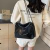 Bolso bandolera de gran capacidad con diseño de nicho, bolso de hombro para el trabajo, bolso de mano con cadena para mujer, primavera 2024.
