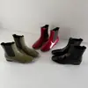 Botines Chelsea de piel estilo británico, colección invierno 2026, con tacón bajo grueso y cómodo, punta redonda, diseño versátil y empeine de piel genuina, perfectos para el uso diario
