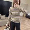 Camiseta de manga larga a rayas rojas con bloques de color retro, cuello redondo, estilo casual holgado, camiseta básica de otoño 2026, top casual para mujer