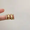 Brincos de Tarraxa Duplo Círculo com Rombos Cravejados de Pequenos Diamantes, Intelectuais e Sofisticados, com um Toque de Alto Padrão, Estilo Único e Fashion, Luxo Leve e Versátil