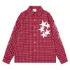 Camisa de manga larga de cuadros negros con parche de estrella de cinco puntas de estilo urbano, camisa de cuello con bordado de letras retro americana de corte holgado para hombre