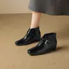 Botas curtas de bico fino femininas 2026 Chegada nova Outono/Inverno salto plataforma com fivela botas femininas petite estilo britânico pele de carneiro com botas de algodão aveludado