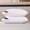 Un par de almohadas lavables de terciopelo de plumas para uso doméstico, almohada para adultos con soporte para el cuello de hotel cinco estrellas