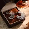 Brincos de Girassol Europeus e Americanos Minimalistas para Mulheres, Acessórios de Orelha Exagerados da Moda de Nicho Vintage Dourados, Tarraxas Estilosas Versáteis Únicas