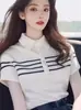 Nuevo Estilo de Verano Único y Chic Dulce y Picante Top con Cuello Polo con Diseño de Alta Gama y Camiseta de Rayas de Manga Corta de Nicho para Mujer