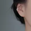 Pendientes de hueso de la oreja con temperamento INS de gato antiguo con diamantes de líneas multicapa de sentido avanzado, red de cruz roja con clip para la oreja sin agujero en la oreja, mujeres