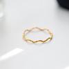 Anillo de acero de titanio de onda extremadamente fina para mujer, lujo ligero, sentido de alta gama, anillo liso para el dedo índice con textura de flor por lotes, anillo de moda, no se decolora