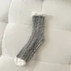 Calcetines de coral para mujer con diseño de torsión y color de contraste para otoño e invierno, antideslizantes, venta al por mayor transfronteriza, calcetines de piso cálidos acolchados, calcetines de toalla