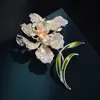 Broche de Flor de Iris Tridimensional de Lujo de Gama Alta, Moderno y Elegante, Cobre Incrustado con Circonita, Galvanizado en Oro Real, Exquisito Broche de Alfiler