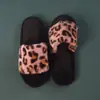 Chinelos de pelúcia com estampa de leopardo estilo fada para mulheres 2023 outono novo chinelos de algodão preguiçosos de uma tira para quarto com ar condicionado
