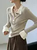 26 Peças de Roupa Íntima Estilosa Outono/Inverno, um lindo top com patchwork de cores contrastantes, um suéter de tricô com gola V que parece duas peças, uma peça de base feminina