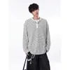 Cuello de camiseta crudo suelto casual capa base sudadera hombre Henry retro manga larga rayada blanco y negro moderno talla grande otoño horizontal