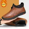 Ya están disponibles los nuevos estilos de invierno de zapatos de algodón para hombre, con forro polar añadido y suelas engrosadas.. Estas botas de nieve sin cordones son perfectas para hombres, ofreciendo comodidad y calidez para conducir y el uso diario, especialmente para personas de mediana edad y mayores.