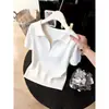 Top de Malha Tendência deste Ano com Gola Polo Branca, Meio Zíper, Manga Curta para Mulheres, Design de Verão, Modelagem Justa, Estilo de Nicho