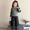 Dulce conjunto coreano de tres piezas para niñas pequeñas, nueva moda otoño 2026, elegante conjunto de pantalones con volantes y chaleco para niñas