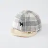 Nuevo gorro de otoño para bebé, gorra de pana a cuadros retro británica de ala suave, gorro a prueba de viento para bebés de 1 año