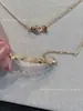 Collar de Panal Shangmei para Mujer V Chapado en Oro Oro Rosa 18K con Incrustaciones de Diamantes Espaciados Joyería de Mano para Celebridades de Internet Colgante