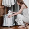 Colgador de piso dormitorio con ruedas almacenamiento baño cesto de ropa sucia móvil para ropa de noche sub-limpia perchero