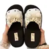 Chinelos de Bolinhas com Solado Grosso para Mulheres, Novo Estilo Verão 2026, Inspirados em Chanel, Adequados para Combinar com Vestidos, Sandálias Slide para Férias na Praia