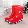 Botas de chuva femininas de borracha PVC com solas grossas, estilosas e leves, impermeáveis para chuva e sol, adequadas para uso na cozinha, à prova de vazamentos