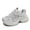 Venda Quente Sola Grossa Tênis Pai Sapatos Femininos 2026 Outono Novo Estilo Versátil Aumentador de Altura Malha Respirável Esportivos Casuais