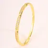 Pulseira Aberta Redonda Exquisita e Elegante com Zircônias Incrustadas, Design Único, Simples e Versátil, com um Toque de Luxo e Acabamento de Alto Padrão