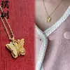 O mesmo colar de borboleta em filigrana com detalhes em diamante, disponível em joalherias, oferece um visual luxuoso e elegante, tornando-o uma peça versátil que pode ser combinada com qualquer roupa. É um presente perfeito para sua namorada - um colar delicado para usar na clavícula.