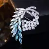 Broche de espiga de trigo de cristal degradado estilo francés, pasador tachonado de circonita colorida brillante, lujo ligero, versátil para abrigos y trajes, elegante broche