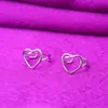 Taobao Wholesale Ear Cuff Estilo Coreano Chapado en Plata Joyería Hueco Forma de Corazón Pinza de Oreja para Mujer Pendiente de Plata Fabricante Wholesale