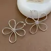 Arete de Metal para Vela de Viento con Superficie de Flor Retorcida y Lazo, Arete Versátil de Moda con Sensación de Alta Gama, Cierre de Arete, Arete con Sentido de Diseño de Nicho Pequeño