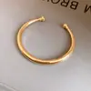 Pulseira Aberta Redonda Metálica Brilhante Europeia e Americana Transfronteiriça, Pulseira da Moda Leve de Luxo de Alta Qualidade, Acessório de Mão Personalizado e Estiloso para Mulheres