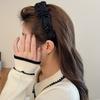 Exquisita diadema plisada de satén negro, nueva diadema de cabeza alta, estilo extranjero de alta gama, elegante y a la moda, con mechones que combinan con todo.