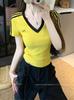 Camiseta de Manga Corta con Cuello en V Rojo de Song Zheng'En con Rayas en el Hombro Derecho para Mujer, Verano Nuevo, Ajustada, de Algodón, Corta, Sexy