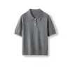 Colección Primavera/Verano 2026: Camisa polo nueva, lavable a máquina, de lana merino 100% de hilado fino, con frente de dos botones y manga corta.