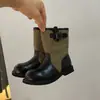 Botas estilo Martin patchwork retrô para meninas, nova coleção outono 2026, patchwork de lona e couro, altura média da panturrilha, sola macia, botas de moda infantil
