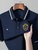 Camisa polo masculina bordada com emblema estilo Hong Kong, gola de cor contrastante, feita de algodão piquet respirável e absorvente de suor, adequada para jovens e adultos de meia-idade para o trajeto diário, manga curta