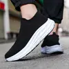 Explosiones transfronterizas Zapatos de hombre Nuevos Zapatos calcetín tejidos voladores Transpirables Ligeros Slip-on Zapatos de malla Tenis casuales para hombre