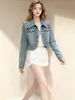 Foto Real de uma Jaqueta Jeans Estilo Hong Kong Versão Coreana com Bordado Pesado, Super Estilosa, Design Solto, Estilo Curto, Cor Azul, Outras Cores Disponíveis