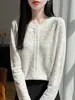 Cardigã de lã macio e flexível com textura jacquard tridimensional em relevo, gola redonda, mangas compridas, corte solto, jaqueta de tricô elegante e que afina a silhueta