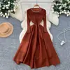 Vestido Miyake Europeo y Americano para Mujer Moda Otoño 2025 Cuello Redondo con Cuentas Manga Larga Cintura Entallada Aspecto Elegante Falda Larga Plisada