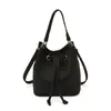 Bolso tipo cubo retro con cordón para mujer, nuevo estilo 2026, moderno y versátil, con un toque de alta gama, adecuado para llevar al hombro o cruzado, y se puede llevar debajo del brazo para un look casual