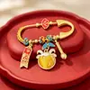 2026 Ano do Cavalo Em Estoque Fio Vermelho Dourado Broche Anti-Assustar Segurança do Bebê Broche Calmante para Gestantes Broche Criativo