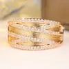 Anel Largo Europeu de Luxo Leve Multicamadas Cruzadas Totalmente Cravejado em Diamante Anel de Dedo Cruzado Inlaid de Diamante Dourado Escovado de Luxo