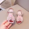Sandálias de menina verão 2025 novas sapatos de cristal sola macia antiderrapante laço sapatos doces de princesa menina bebê novo