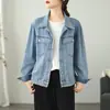 Fotos reales de una chaqueta de mezclilla casual, lavada, de color liso, suave para mujer, con diseño corto, cuello y mangas largas, perfecta para primavera y otoño