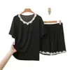 Conjunto de dos piezas de camiseta de manga corta de modal para verano con cuello redondo y encaje en contraste, y shorts de cintura alta, atuendo de moda holgado talla grande