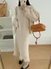 Conjunto de duas peças: Cardigan de tricô com flor tridimensional e vestido tipo regata, novo para outono e inverno 2024, terno de suéter estilo suave feminino