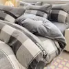 Conjunto de cama de quatro peças genuíno, espesso e confortável para o inverno, apresentando um esquema de cores cremoso e tecido macio de veludo de bebê; também disponível como um conjunto de três peças em fleece de coral